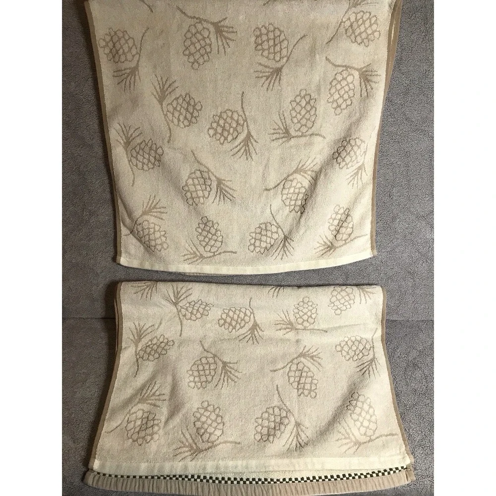 Holiday 2 pc Bath Towel Set‎ Embroidered Christmas Pinecone